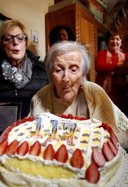 Праздничный торт и именной спектакль в театре. Как отметила 117-летие самая старая женщина в мире