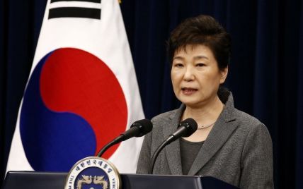 Следователи подтвердили, что президент Южной Кореи и ее близкая подруга получали взятки