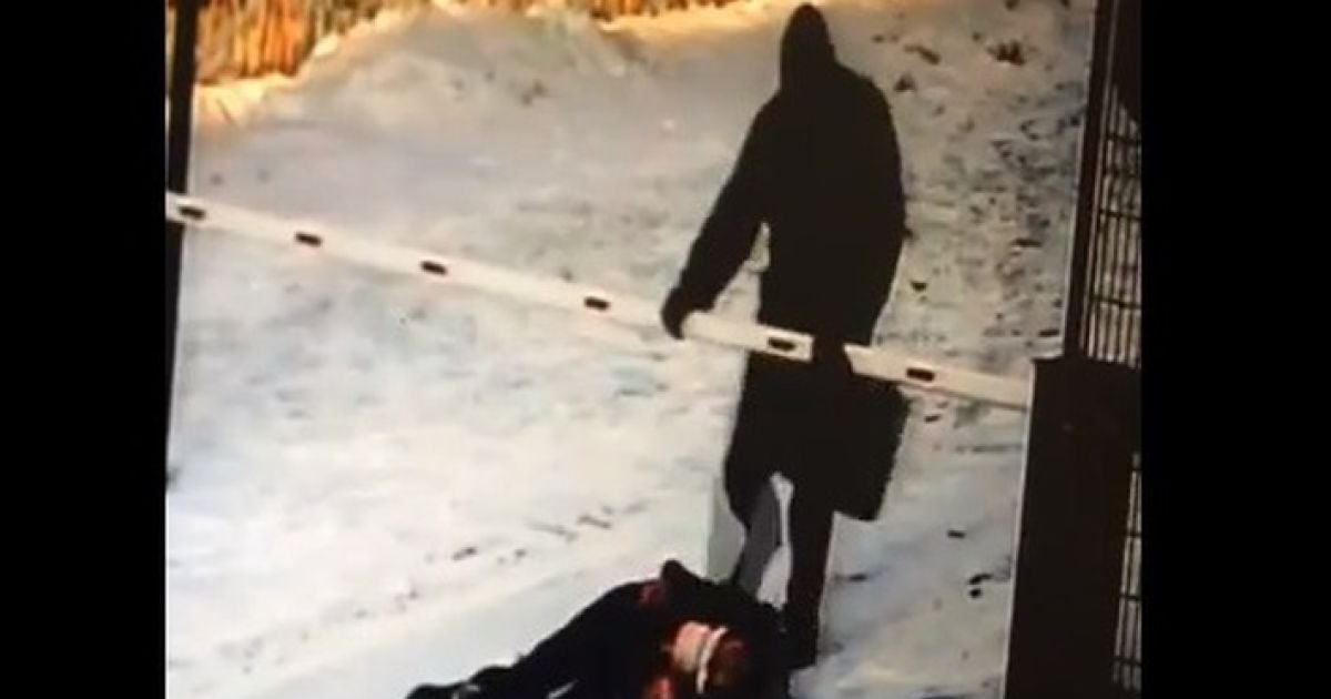 В России мужчина жестоко избил 12-летнюю школьницу за то, что она громко пела на улице