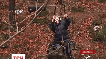 На Закарпатті бабуся змушена перебиратися через річку повітряною переправою