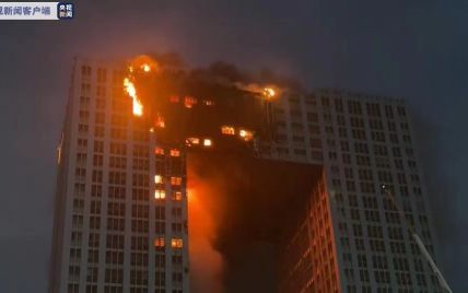В Китае пылает небоскреб: в охваченных огнем квартирах спасатели ищут людей