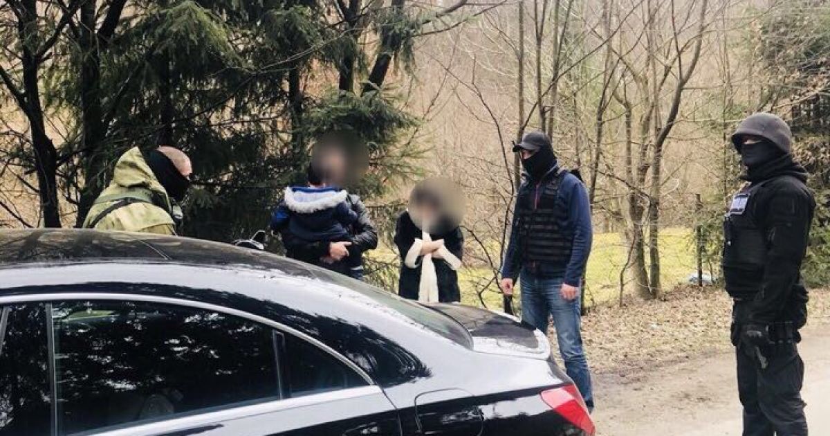 На границе с Румынией задержали женщину из банды грабителей, которую "крышевала" полиция на вокзале Киева
