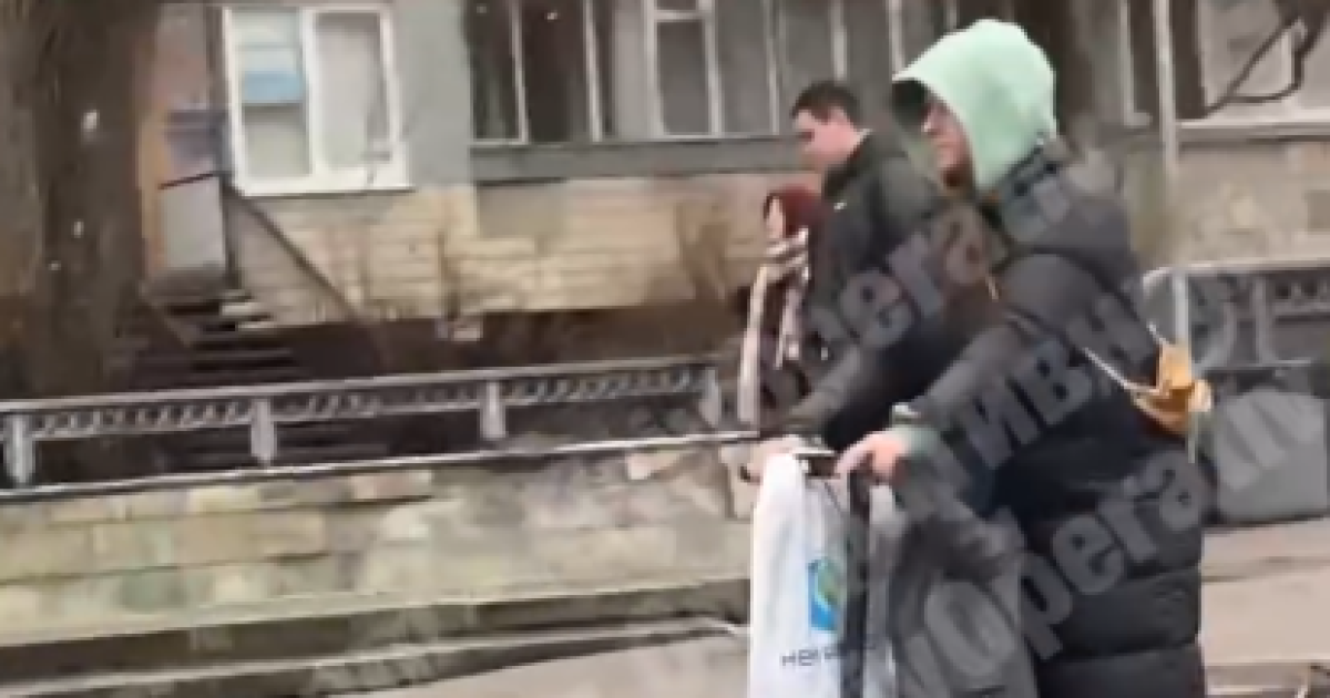 У Києві витівка жінки з дитиною на дорозі здивувала водіїв: відео