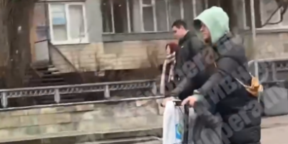 У Києві витівка жінки з дитиною на дорозі здивувала водіїв: відео