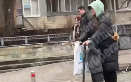 В Киеве выходка женщины с ребенком на дороге удивила водителей: видео