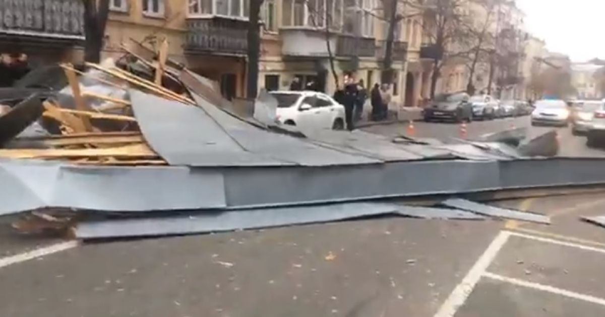 В Киеве на "Золотых воротах" ветром снесло крышу жилого дома