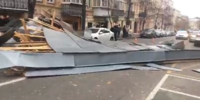В Киеве на "Золотых воротах" ветром снесло крышу жилого дома