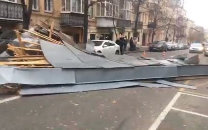 У Києві на "Золотих воротах" вітром знесло дах житлового будинку