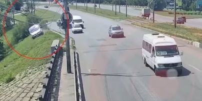 В Днепре микроавтобус не смог преодолеть мост: момент падения попал на видео