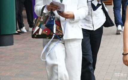 У білому костюмі і з яскравими аксесуарами: колишня дівчина Роберта Паттінсона сходила на тенісний турнір