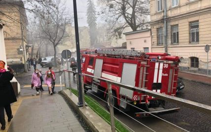 В центре Львова возле музея "Тюрьма на Лонцкого" вспыхнул пожар: горит котельная (фото)