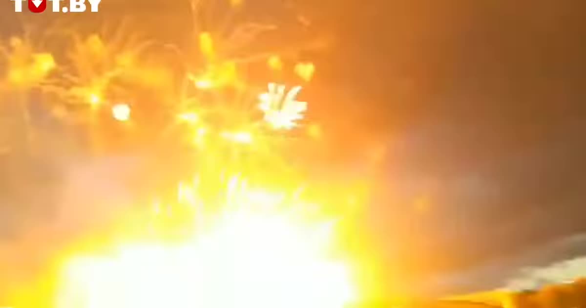 Появились новые видео смертельного взрыва салюта в Минске. Бракованную пиротехнику завезли из России