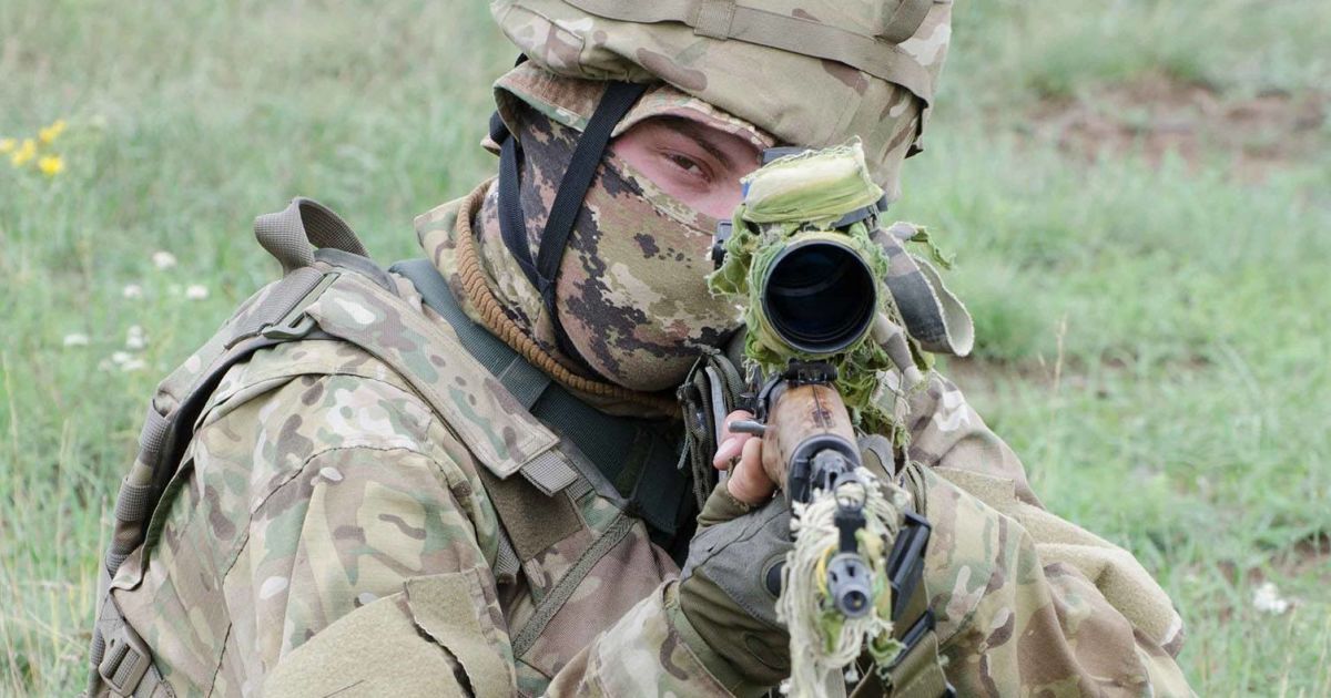На передовой во время обстрелов был ранен украинский боец. Ситуация на Донбассе