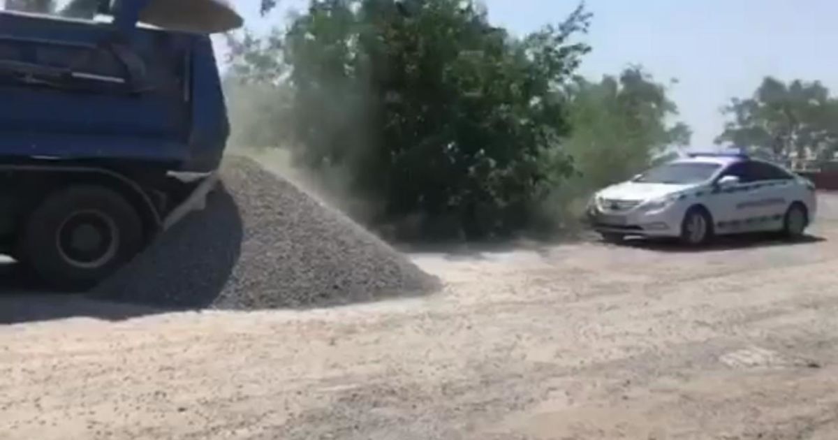 Хотел скрыть возможные нарушения во время взвешивания: водитель грузовика высыпал щебень на дороге