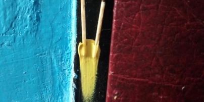 Спички в пластилине: на квартирах киевлян стали появляться странные метки