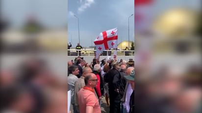 У Тбілісі сів перший за 4 роки російський літак: грузини влаштували протест