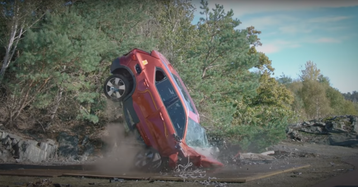 Volvo скинула декілька своїх моделей із 30-метрової висоти заради безпеки: відео