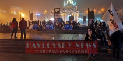 Палатки и несколько десятков человек: что сейчас происходит на площади Независимости