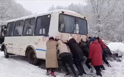 Жіноча сила: на Закарпатті пасажирки виштовхали автобус, який застряг у кучугурах (відео)