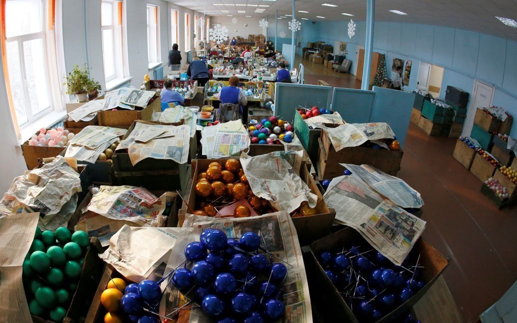 Фабрика новорічних ялинкових іграшок у Красноярську в Росії / © Reuters