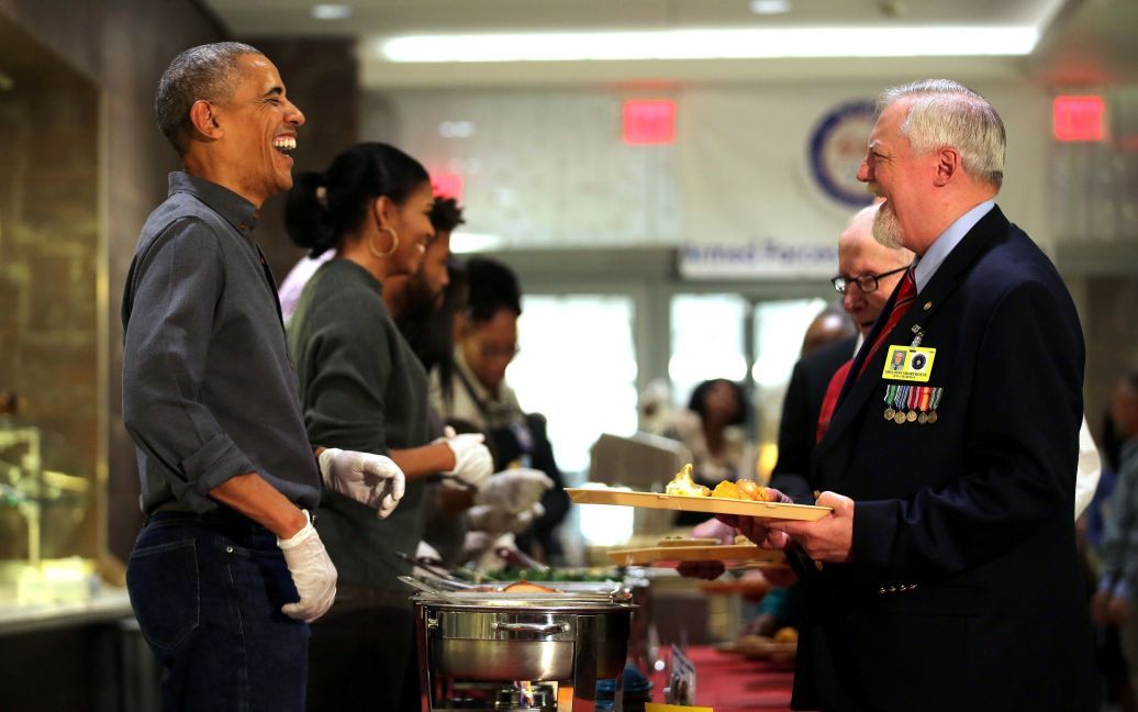 Президент США Барак Обама и первая леди Мишель Обама волонтерять в День благодарения в доме престарелых в Вашингтоне. / © Reuters