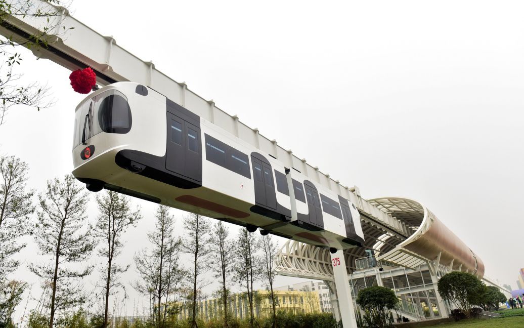 Тестова лінія нової підвісної залізниці, що нагадує гігантську панду, у місі Ченду, провінція Сичуань, Китай. / © Reuters