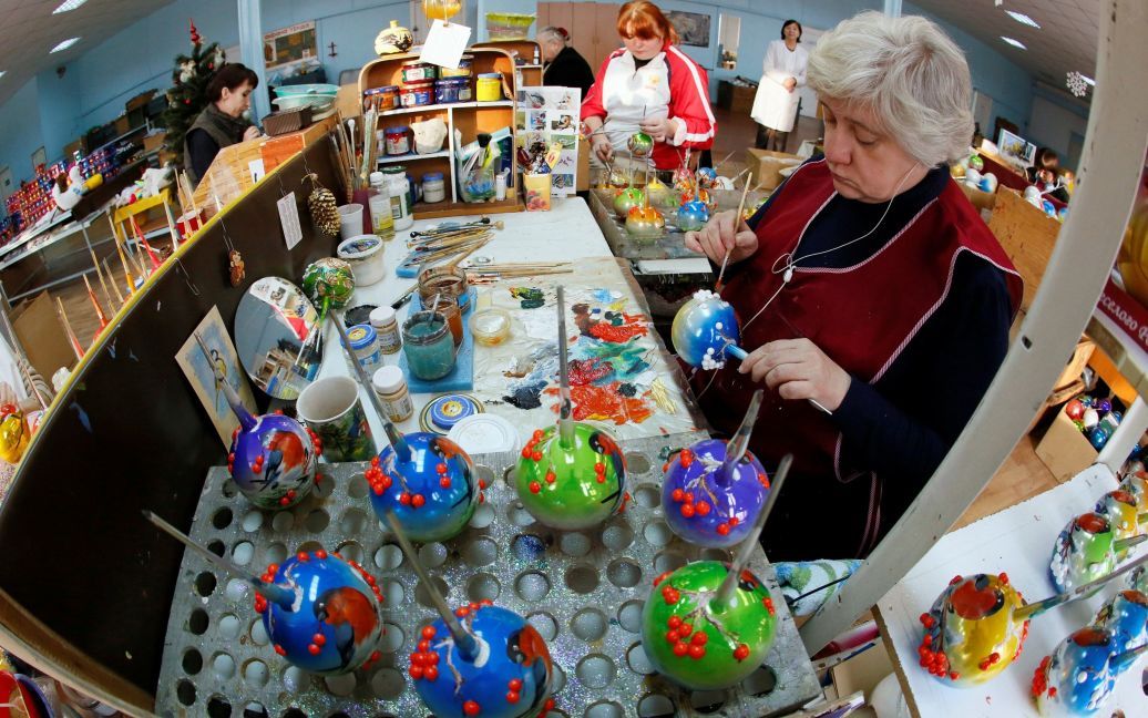 Фабрика новорічних ялинкових іграшок у Красноярську в Росії / © Reuters
