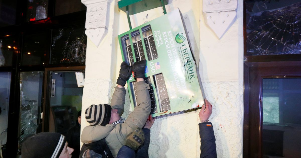 Сутички правоохоронців із протестувальниками на Майдані в Києві_7 / © Reuters