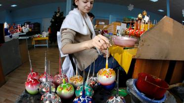 Фабрика новогодних елочных игрушек в Красноярске в России / © Reuters