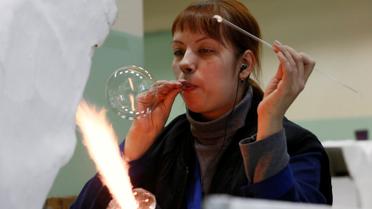 Фабрика новогодних елочных игрушек в Красноярске в России / © Reuters