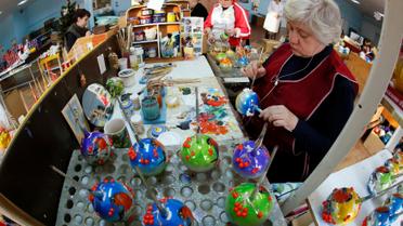 Фабрика новогодних елочных игрушек в Красноярске в России / © Reuters