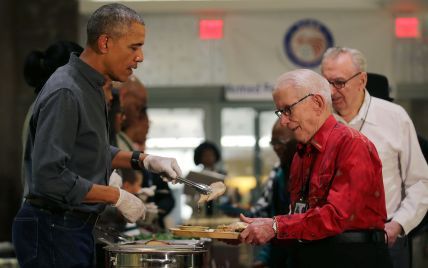 День благодарения в США: Обама прислуживал ветеранам, Трамп нежился в пальмах и золоте