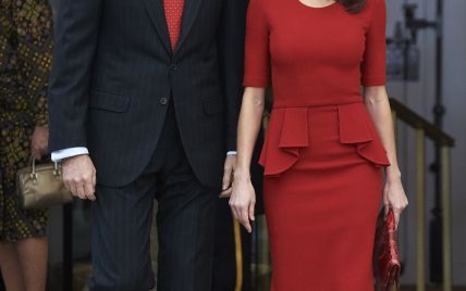 В эффектном красном платье: королева Летиция с супругом посетила спортивную церемонию