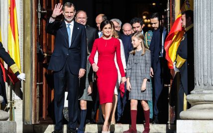 Красный ей к лицу: изящная королева Летиция с семьей на торжественном мероприятии