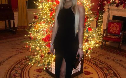 В черном платье с разрезом у елки: эффектная дочь Трампа показала красивое фото