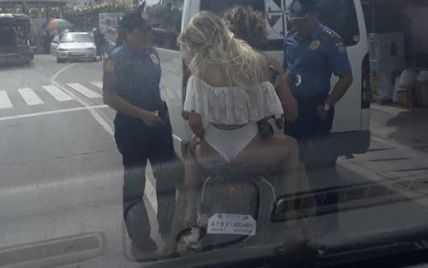 Полиция остановила женщину за езду на мопеде в неглиже
