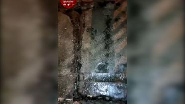 У Києві на мосту Метро провалюється шмат плити 