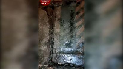 У Києві на мосту Метро провалюється шмат плити 