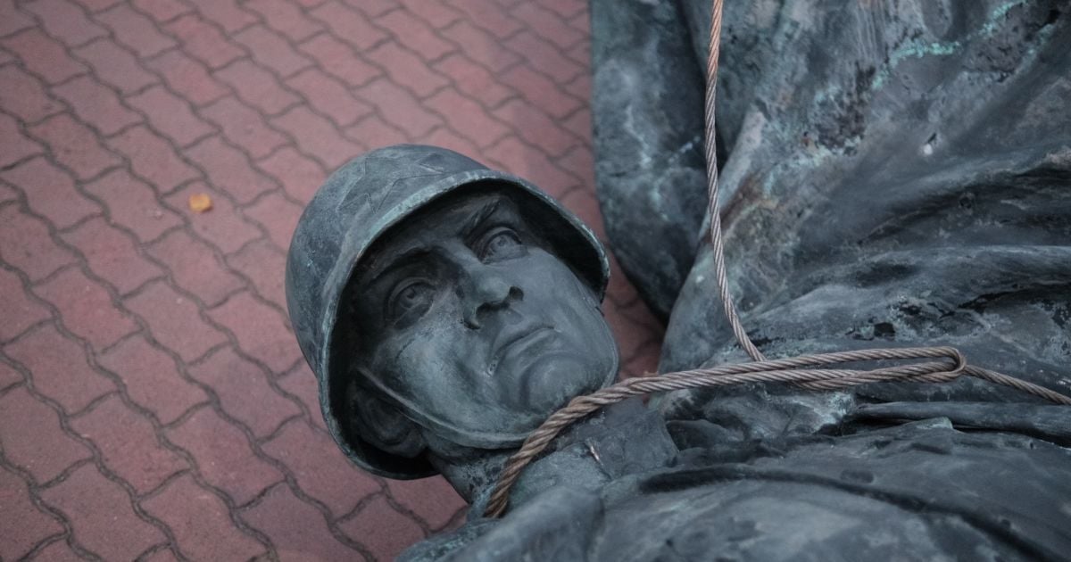 "Радянські солдати - всьо": в Чернівцях демонтували два пам’ятники червоноармійцям (відео)