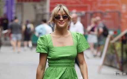 В мятом мини-платье и с яркой сумкой Balenciaga: Эшли Робертс под прицелом фотографов в Лондоне
