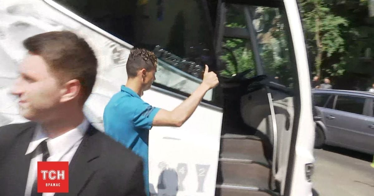 "Реал" та "Ліверпуль" зустріли сотні вболівальників біля готелей, команди поїхали на розминки