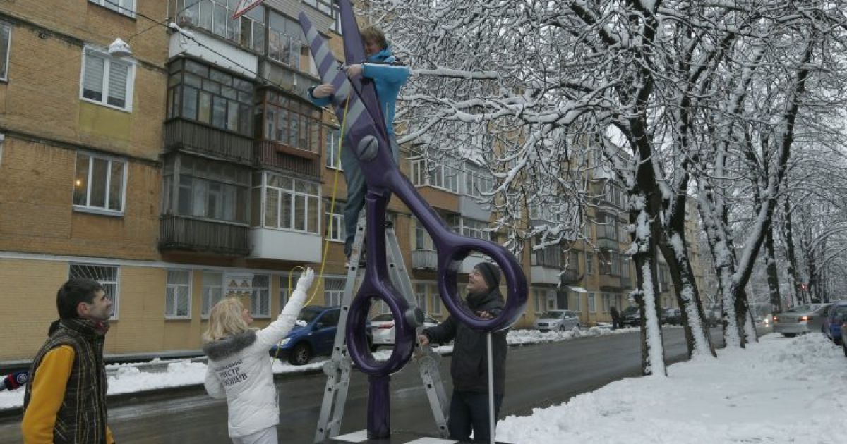 Висота скульптури 3,85 м. / © УНІАН