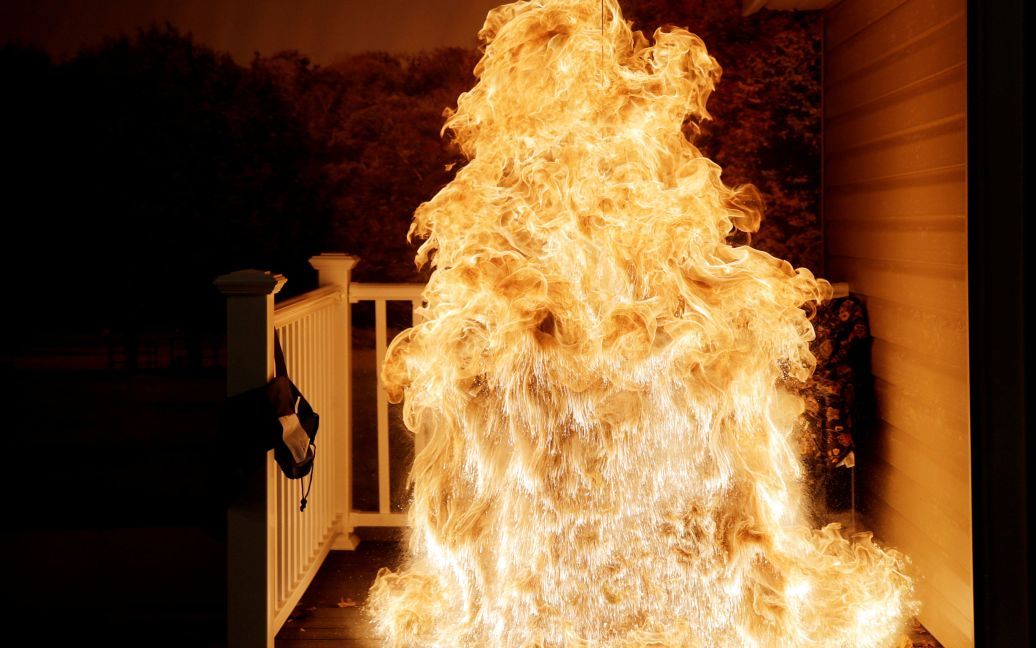 Заморожену індичку опускають в гарячу фритюрницю і створюється велика вогненна куля. Таким чином члени комісії з пожежної безпеки демонструють правила безпеки під час майбутнього святкування Дня подяки у Роквіллі, штаті Меріленд. / © Reuters