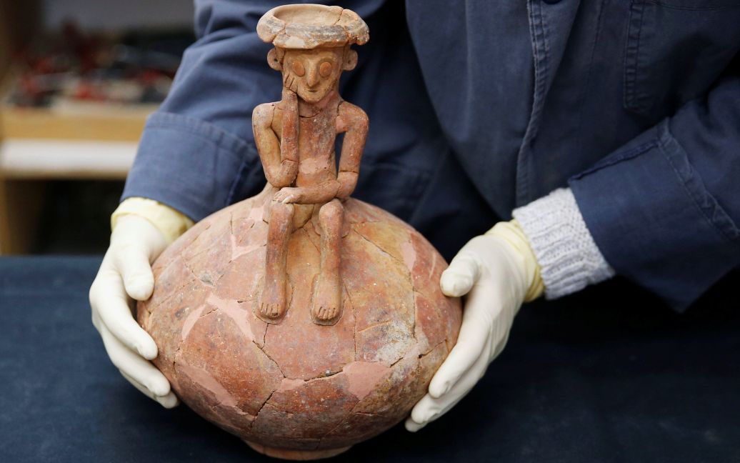 Журналістам показали 3800-річний гончарний глечик з рідкісною статуеткою, виявлені під час розкопок в центральній частині Ізраїлю. / © Reuters