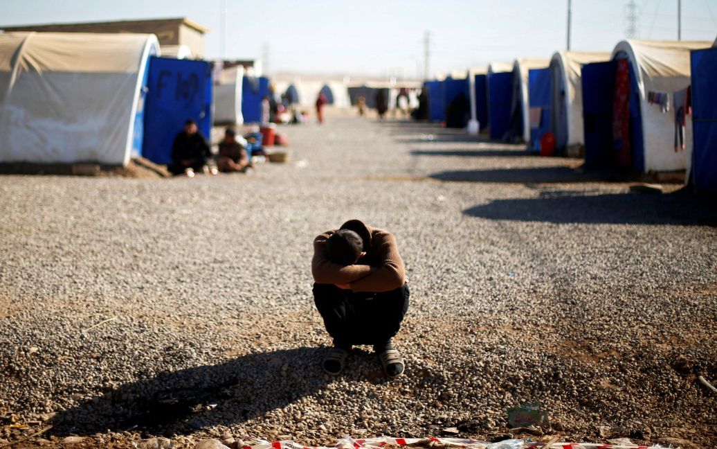 Іракський переселенець, який втік із захопленого бойовиками &ldquo;ІД&rdquo; Мосула, відпочиває у таборі для біженців Хазер, Ірак. / © Reuters