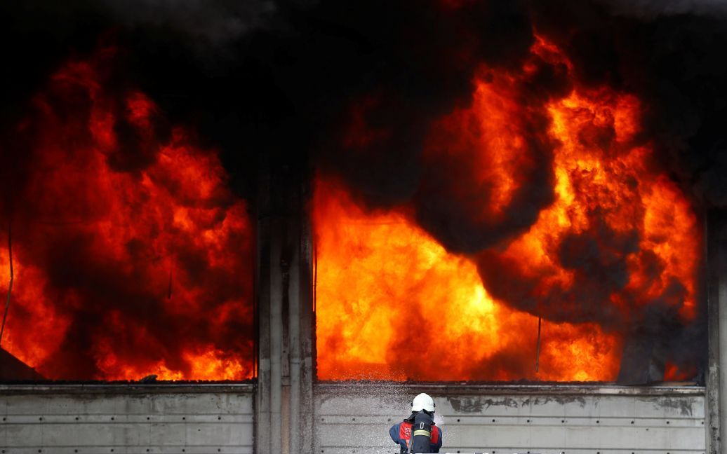 Пожежний намагається загасити вогонь на пластиковій фабриці в Стамбулі, Туреччина. / © Reuters