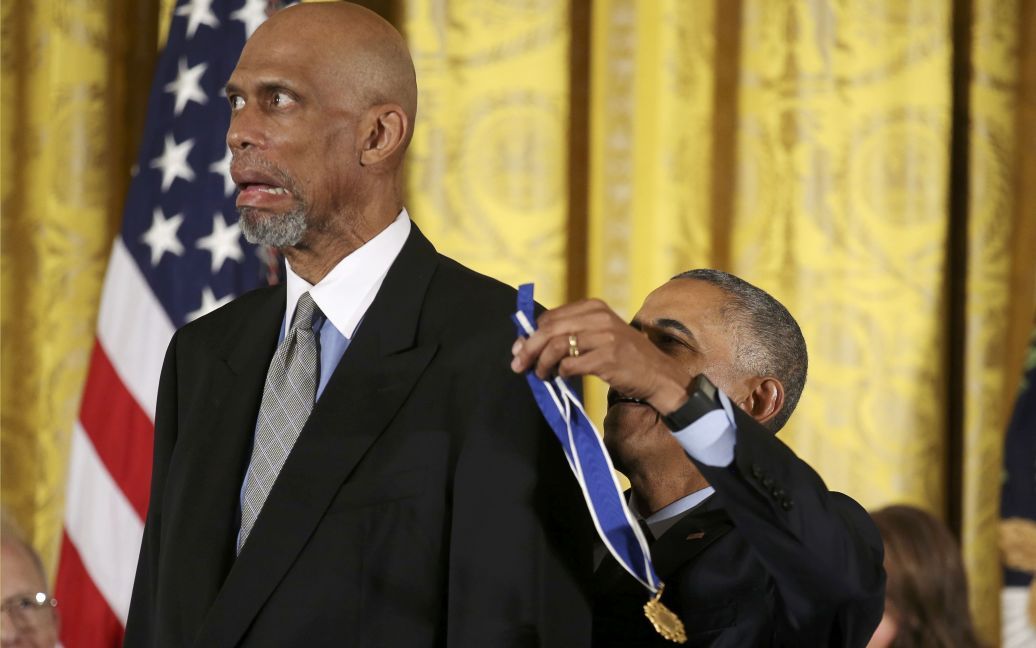 Президент США Барак Обама нагороджує президентською медаллю Свободи зірку НБА Абдул-Джаббара у Східному залі Білого дому у Вашингтоні, США. / © Reuters