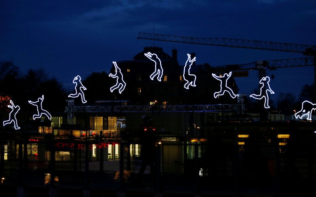 Світлова інсталяція "Run Beyond" художника Анджело Бонелло перед відкриттям фестивалю світла у Лозанні, Швейцарія. / © Reuters