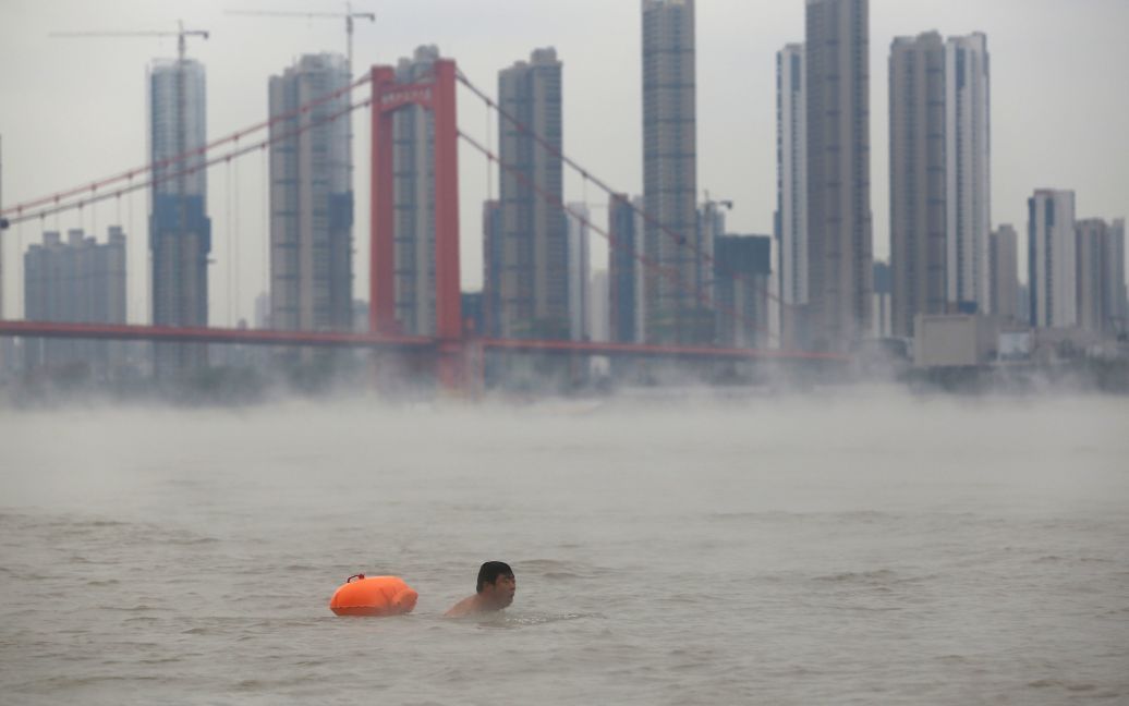 Людина плаває в річці Янцзи у холодну погоду в місті Ухань, провінція Хубей, Китай. / © Reuters