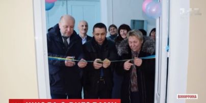 Цветные шарики, перерезание ленты и чиновники: на Винничине в школе помпезно открыли туалет